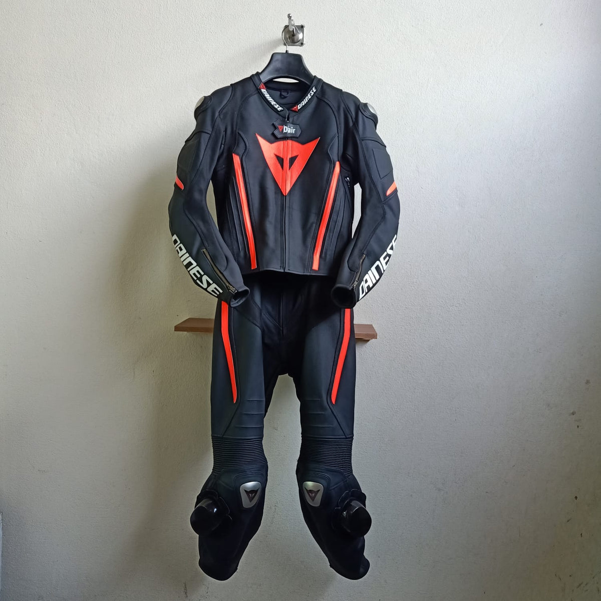 BLACK RED LAGUNA SECA 4 MOTORCYCLE LEATHER SUIT TWO PIECE / METAL D1 GLOVES /