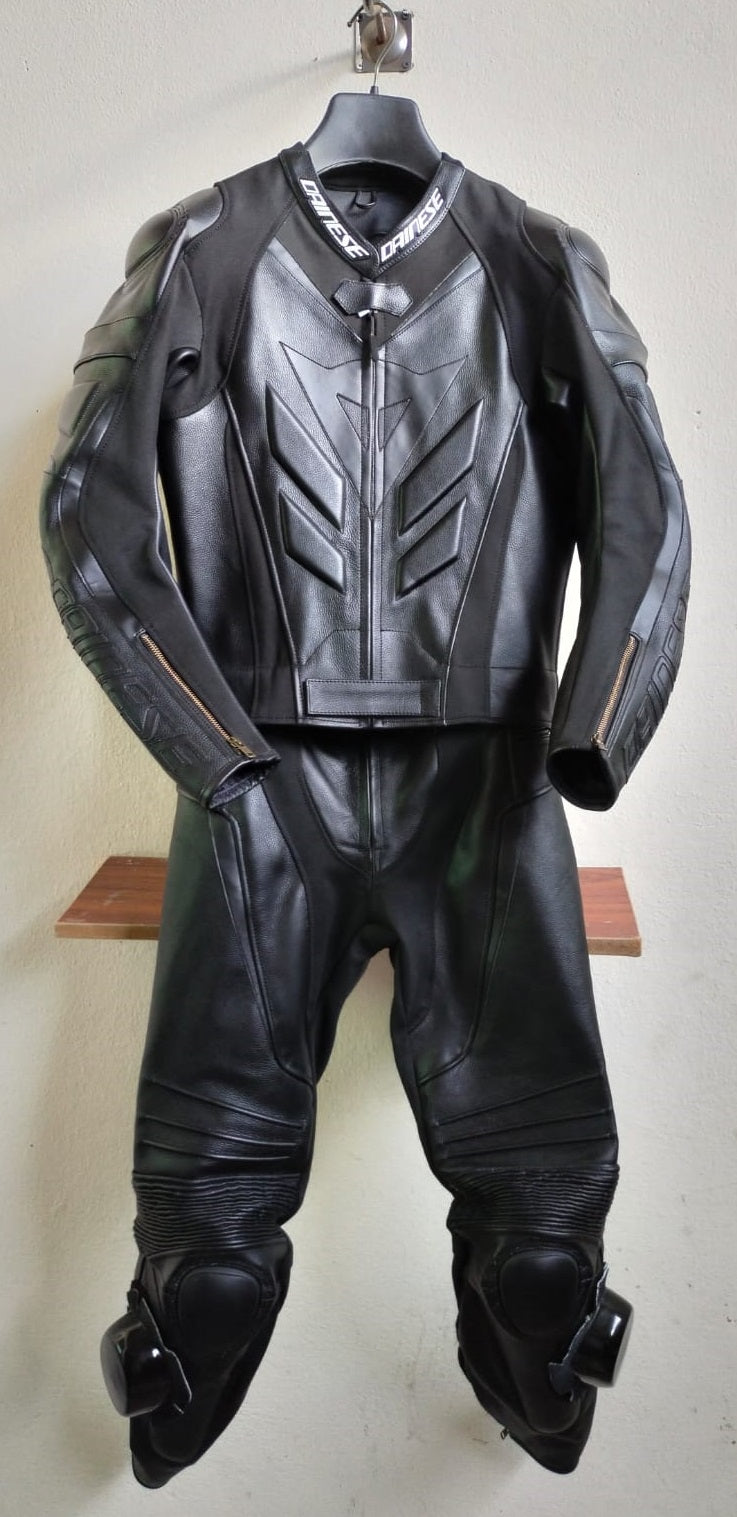 CUSTOM DESIGN CUSTOM FIT FULL BLACK SUPER SPEED D1 MOTORCYCLE COWHIDE LEATHER SUIT TWO PIECE FRONT